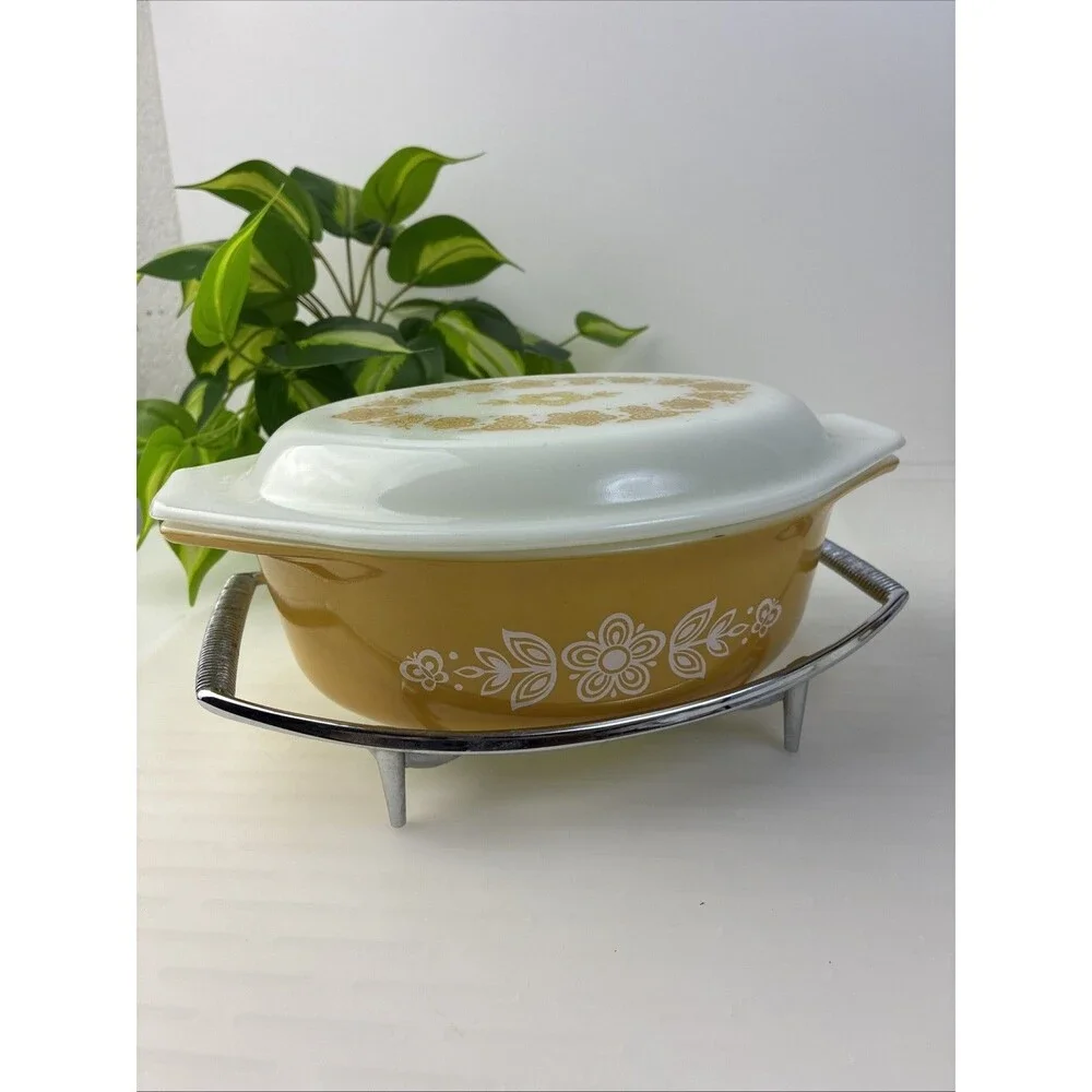 PYREX Butterfly Gold 043 1.5 Qt Oval Casserole w/ Lid & Cradle Vintage 70s